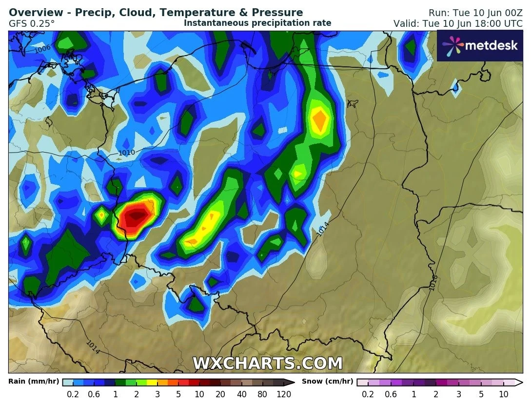 We wtorek wciąż w wielu miejscach będzie pochmurnie i deszczowo. Najlepsza pogoda zapanuje nad południowo-wschodnią częścią kraju Kolorowa mapa synoptyczna Europy Środkowej prezentująca prognozowane natężenie opadów atmosferycznych według skali barwowej, z najbardziej intensywnymi opadami w okolicach zachodniej Polski oraz mniejszymi strefami opadów rozproszonych w pozostałych re...