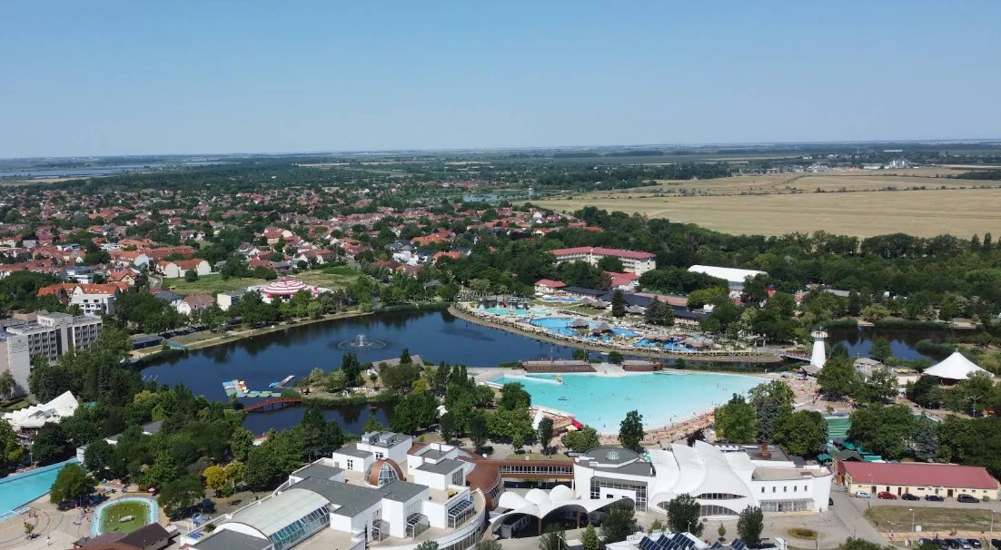 Hajdúszoboszló to jedno z najpopularniejszych uzdrowisk na Węgrzech. Co oferuje przybyłym kuracjuszom i turystom?