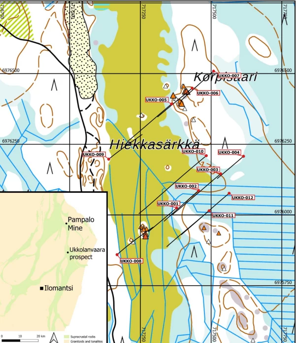 Kolorowa mapa topograficzna przedstawiająca obszar Hiekkasärkkä i Korppisuo z zaznaczonymi punktami odwiertów geologicznych oraz wykresem kratkowanym i liniami. W lewym dolnym rogu znajduje się wstawka z mapą lokalizacyjną regionu Ilomantsi, gdzie ozna...