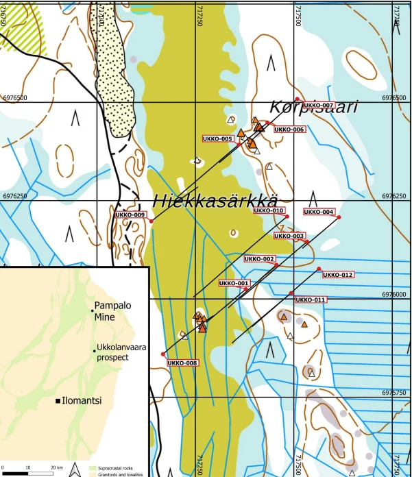 Mapa lokalizacji programu wierceń 2025 w odniesieniu do stężeń złota w próbkach odkrywkowych w próbkach odkrywkowych w Ukkolanvaara, Karelian Gold Line. Kolorowa mapa topograficzna przedstawiająca obszar Hiekkasärkkä i Korppisuo z zaznaczonymi punktami odwiertów geologicznych oraz wykresem kratkowanym i liniami. W lewym dolnym rogu znajduje się wstawka z mapą lokalizacyjną regionu Ilomantsi, gdzie ozna...
