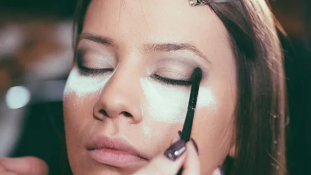 Letni makijaż – świeżość, kolory, lekkość