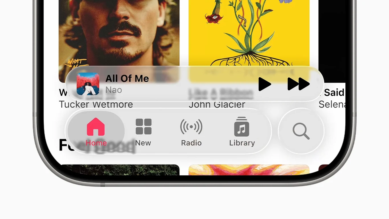 Liquid Glass w aplikacjach na iPhone'a odmienia wygląd menu i kontrolek Dolna część ekranu smartfona z widocznym interfejsem aplikacji muzycznej, na którym wyróżniony jest pasek odtwarzania utworu All Of Me autorstwa Nao, poniżej ikony nawigacyjne Home, Now, Radio, Library.