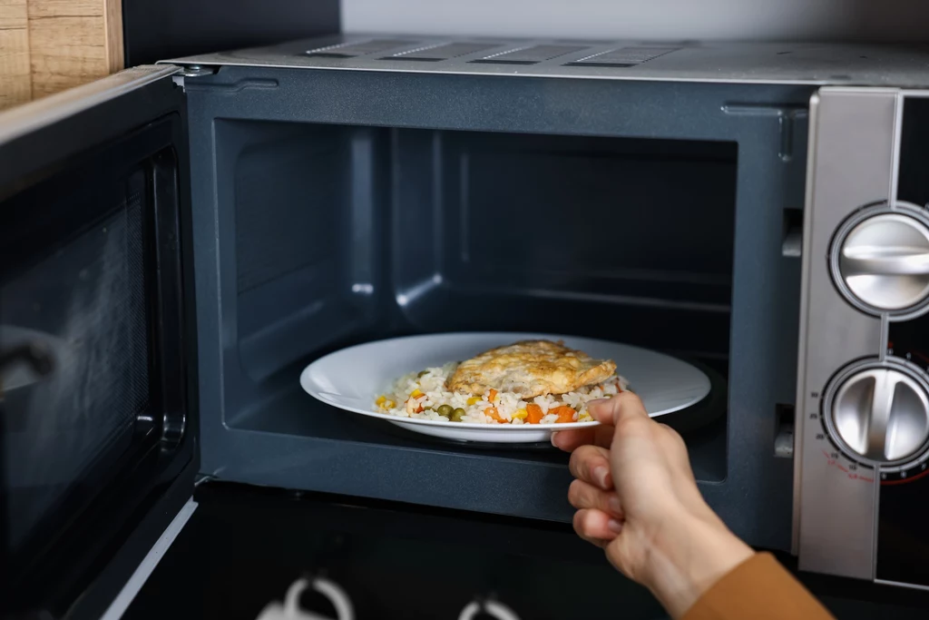 Czego nie można podgrzewać w mikrofali? Czego nie można podgrzewać w mikrofali?