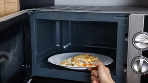 Codziennie korzystasz z mikrofalówki? Uważaj, co do niej wkładasz