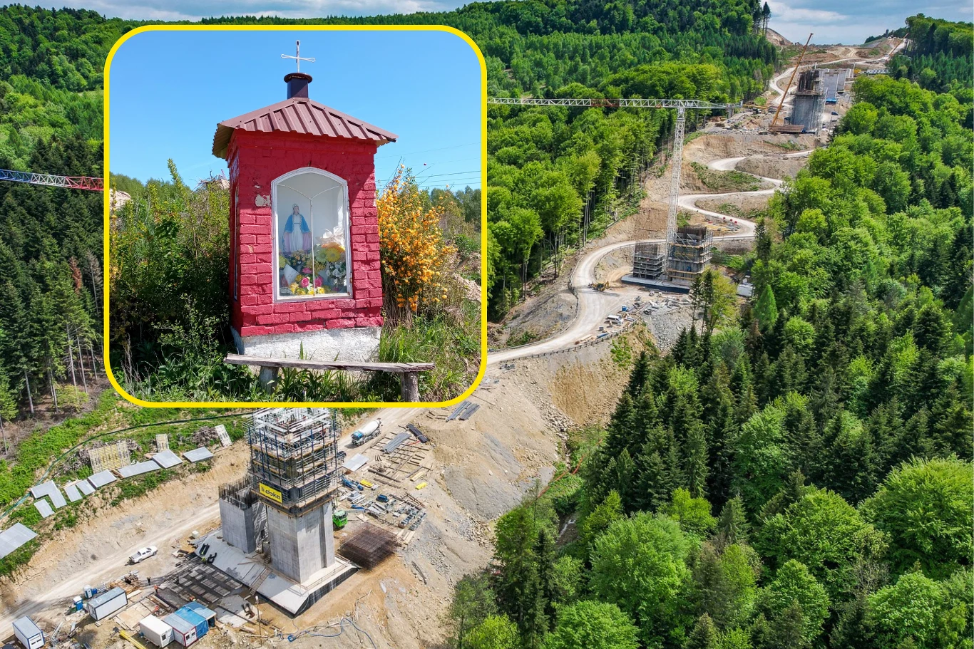 Drogowcy musieli przenieść o 50 metrów kapliczkę w związku z budową drogi ekspresowej S19. Budowa dużego wiaduktu przez leśny teren górski, widoczne rusztowania i zarys przyszłej drogi, w lewym górnym rogu wstawione zdjęcie czerwonej kapliczki z wizerunkiem Maryi.