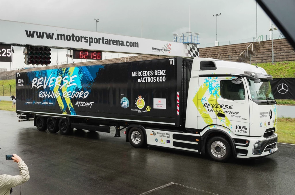 Mercedes-Benz eActros 600 to ciężarówka elektryczna z bateriami o pojemności 621 kWh. Mercedes-Benz eActros 600 to ciężarówka elektryczna z bateriami o pojemności 621 kWh.