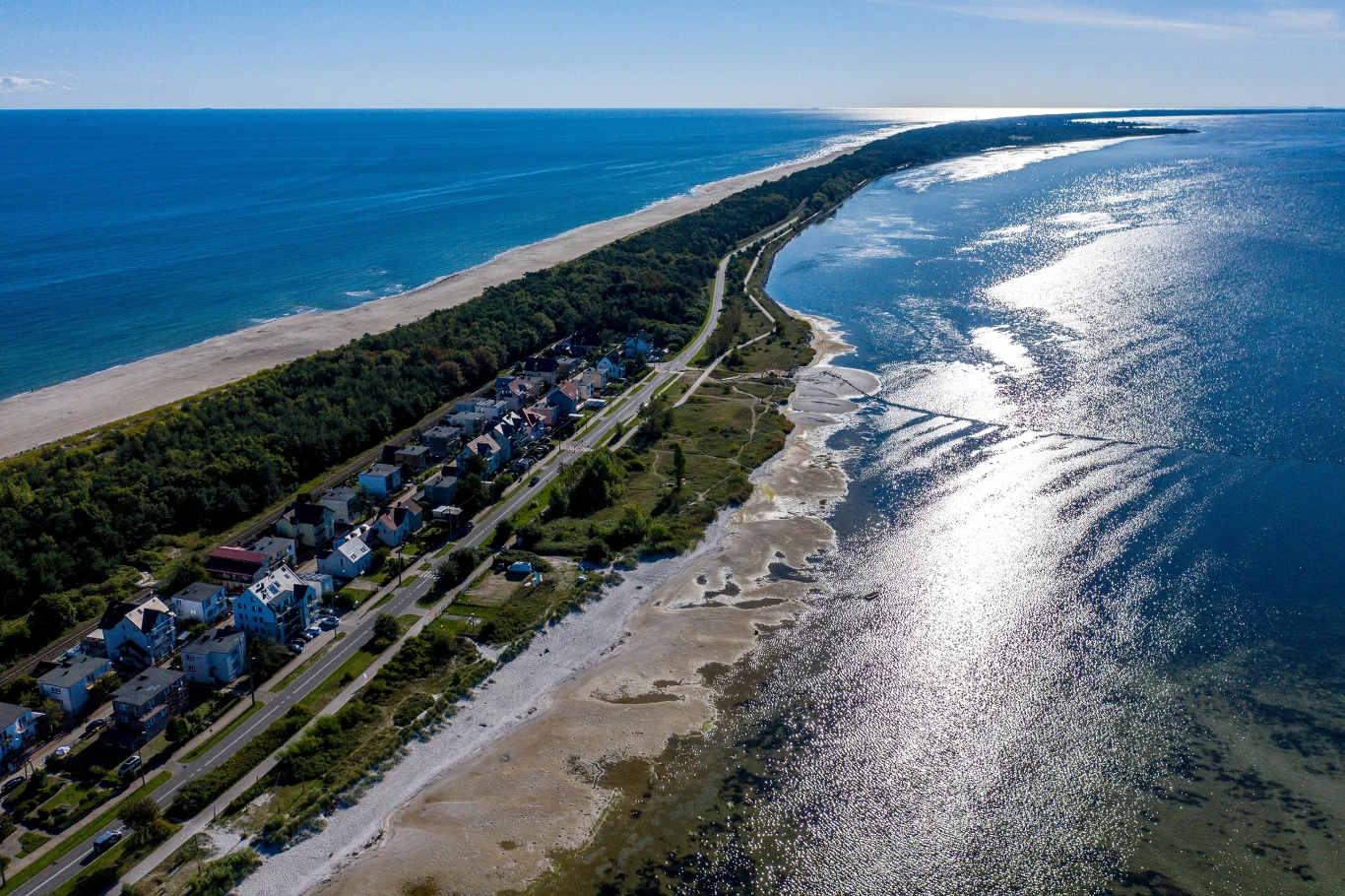 Zatoka Pucka poleca się na wypoczynek i morskie kąpiele, gdyż woda w Bałtyku jest tutaj najcieplejsza.