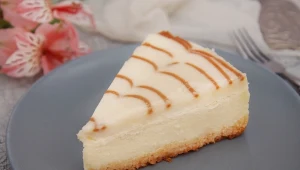 Kremowy sernik na ciasteczkowym spodzie