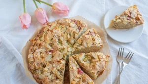 Ciasto z rabarbarem z dodatkiem płatków migdałowych