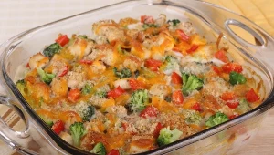 Pyszna zapiekanka makaronowa z dodatkiem kurczaka i brokułów 