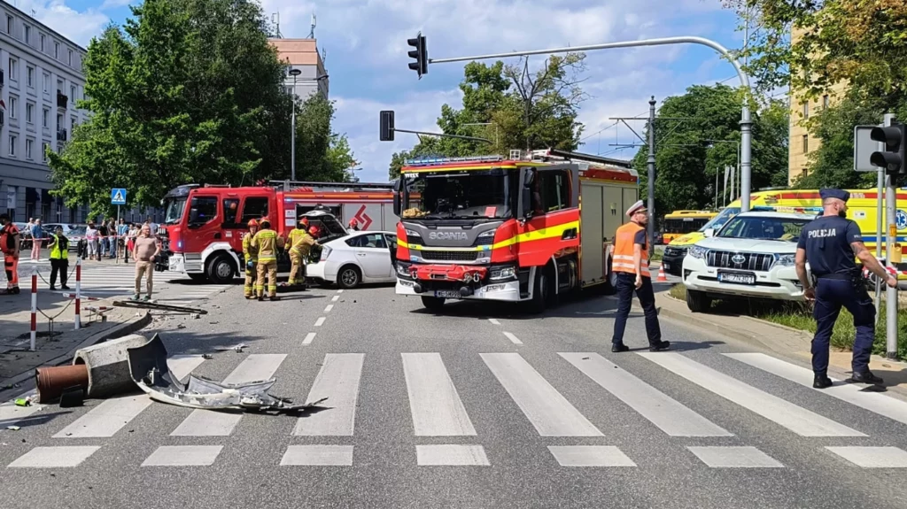 Wypadek drogowy w Warszawie miał miejsce 9 czerwca 2024 roku. Prokuratura po roku postawiła zarzuty dwóm osobom Wypadek drogowy w Warszawie miał miejsce 9 czerwca 2024 roku. Prokuratura po roku postawiła zarzuty dwóm osobom