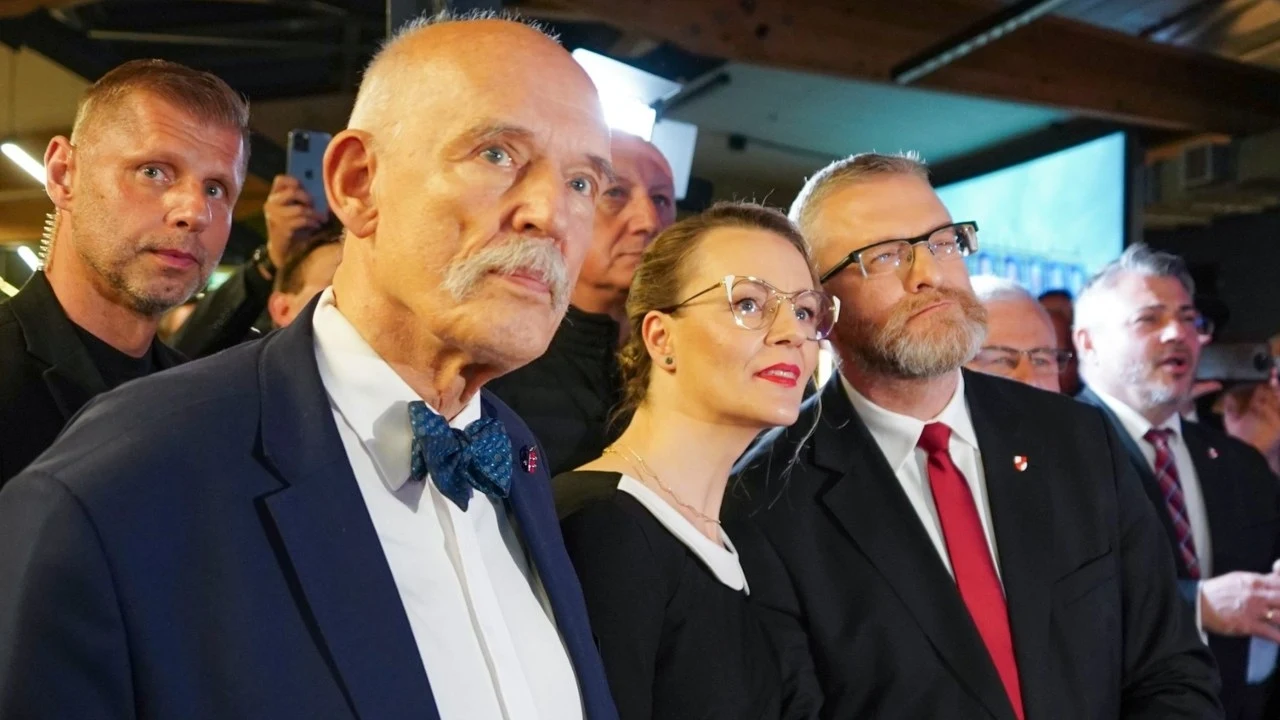 Janusz Korwin-Mikke i Grzegorz Braun łączą siły politycy w garniturach patrzą w tym samym kierunku