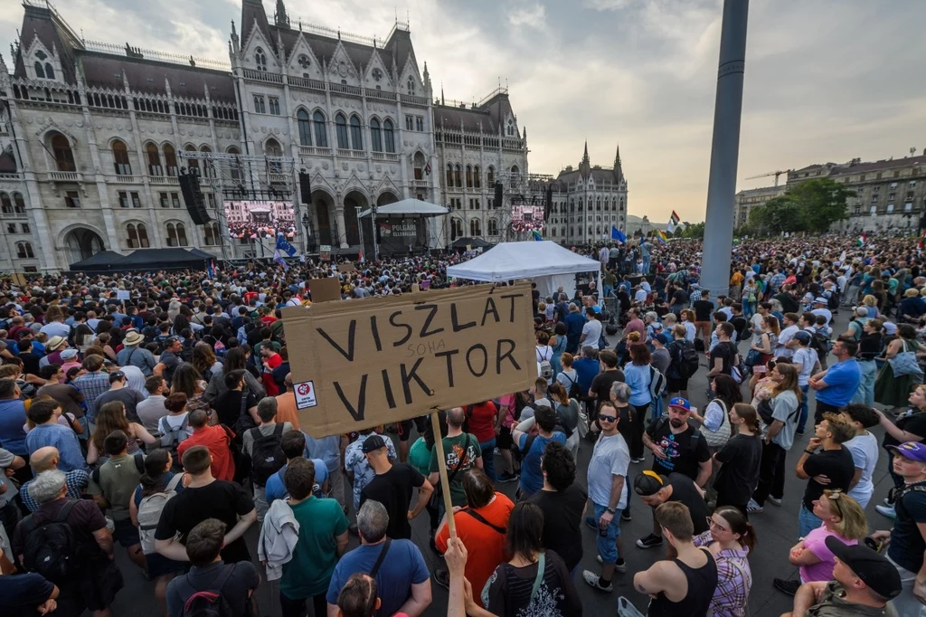 Protest Węgrów przed budynkiem parlamentu w Budapeszcie Protest Węgrów przed budynkiem parlamentu w Budapeszcie