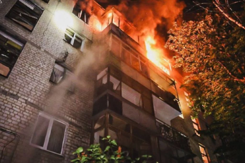 Zmasowany atak na Charków. Są ofiary śmiertelne i poszkodowani, bilans może wzrosnąć Zmasowany atak na Charków. Są ofiary śmiertelne i poszkodowani, bilans może wzrosnąć