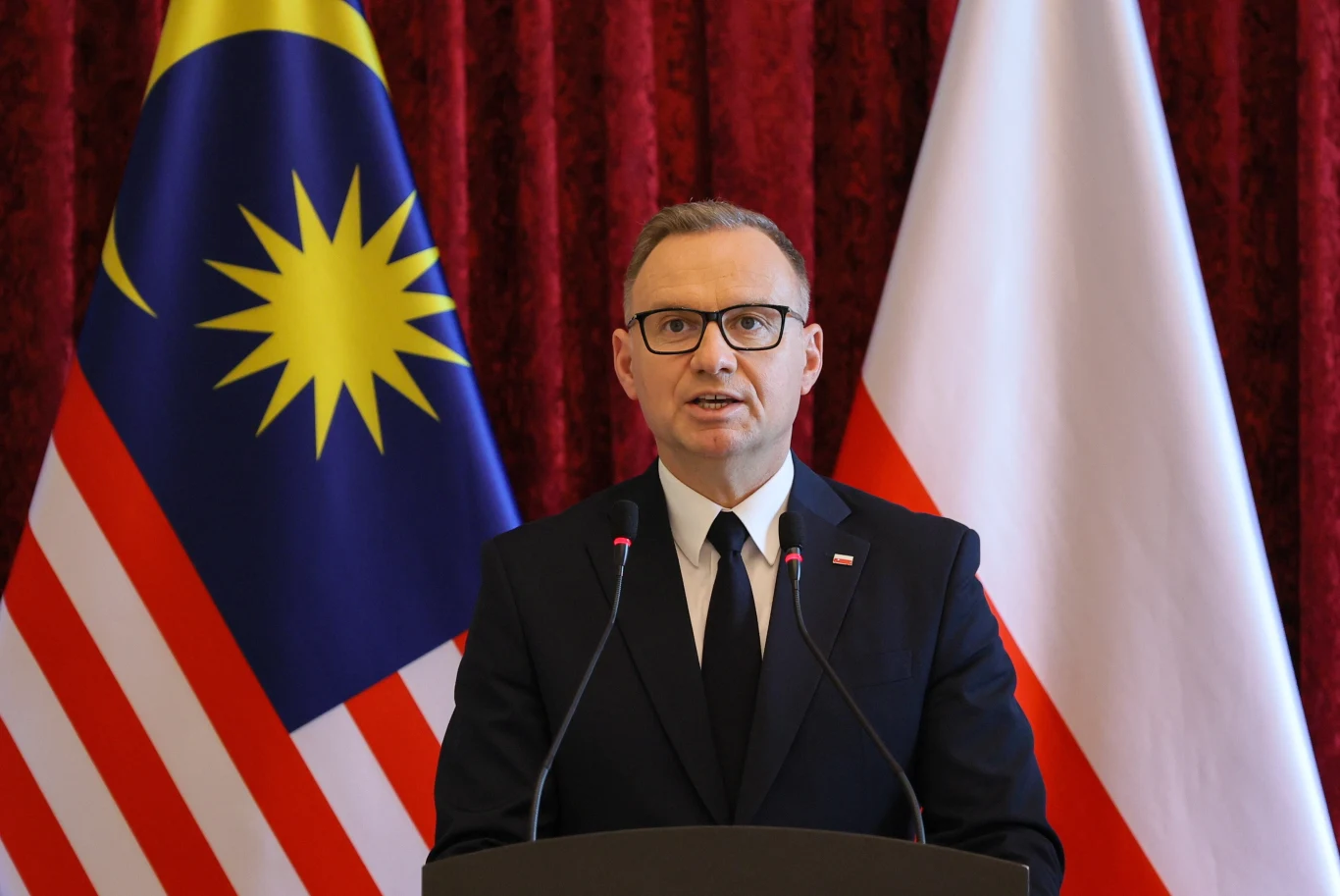 Prezydent RP Andrzej Duda podczas spotkania z przedstawicielami mediów w Kancelarii Premiera Malezji w Putrajai Prezydent RP Andrzej Duda podczas spotkania z przedstawicielami mediów w Kancelarii Premiera Malezji w Putrajai