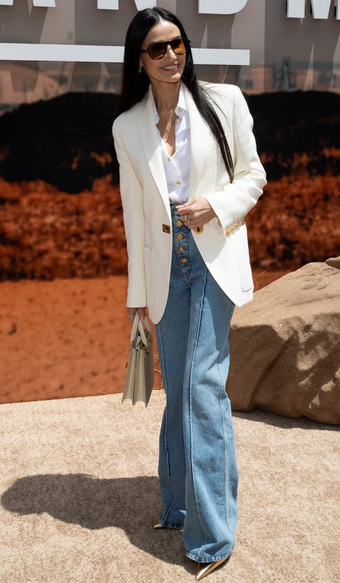 Demi Moore w szerokich jeansach i wąskiej marynarce