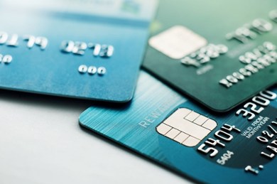 Karta kredytowa – Twój finansowy przyjaciel czy wróg? Jak korzystać z niej mądrze i unikać zadłużenia?