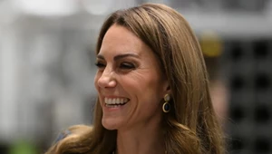 Kate wyszła niespodziewanie i się zaczęło. Patrzyli tylko na jej szyję