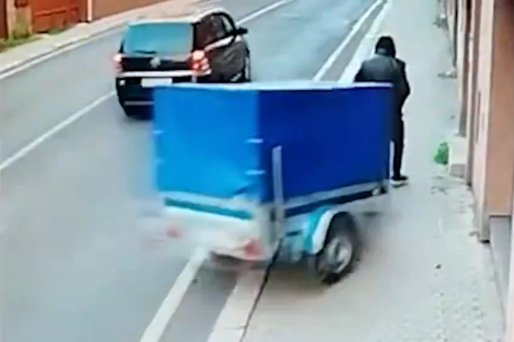 Przyczepa odczepiła się od jadącego samochodu i wjechała w idącego chodnikiem mężczyznę. Przyczepa odczepiła się od jadącego samochodu i wjechała w idącego chodnikiem mężczyznę.