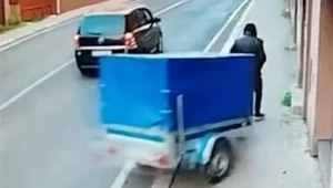 Rozpędzona przyczepa wjechała w mężczyznę. Wszystko nagrała kamera