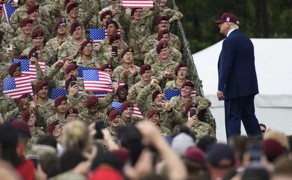 Prezydent Donald Trump i amerykańscy żołnierze Prezydent Donald Trump i amerykańscy żołnierze