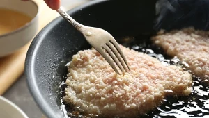 Czeskie kotlety obtacza się w panierce ziemniaczanej