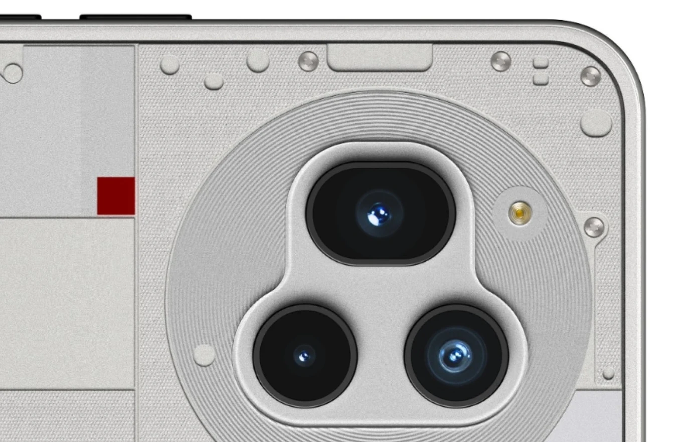 Nothing Phone 3 ujawnia wygląd przed premierą. Brakuje jednej funkcji. Moduł dwóch aparatów fotograficznych z lampą błyskową i minimalistycznym, futurystycznym designem tylnej obudowy smartfona w kolorze srebrnym.