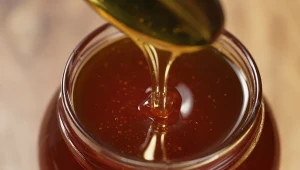 Ten miód kupisz tylko u pszczelarza lub w sklepach z ekologiczna żywnością. 