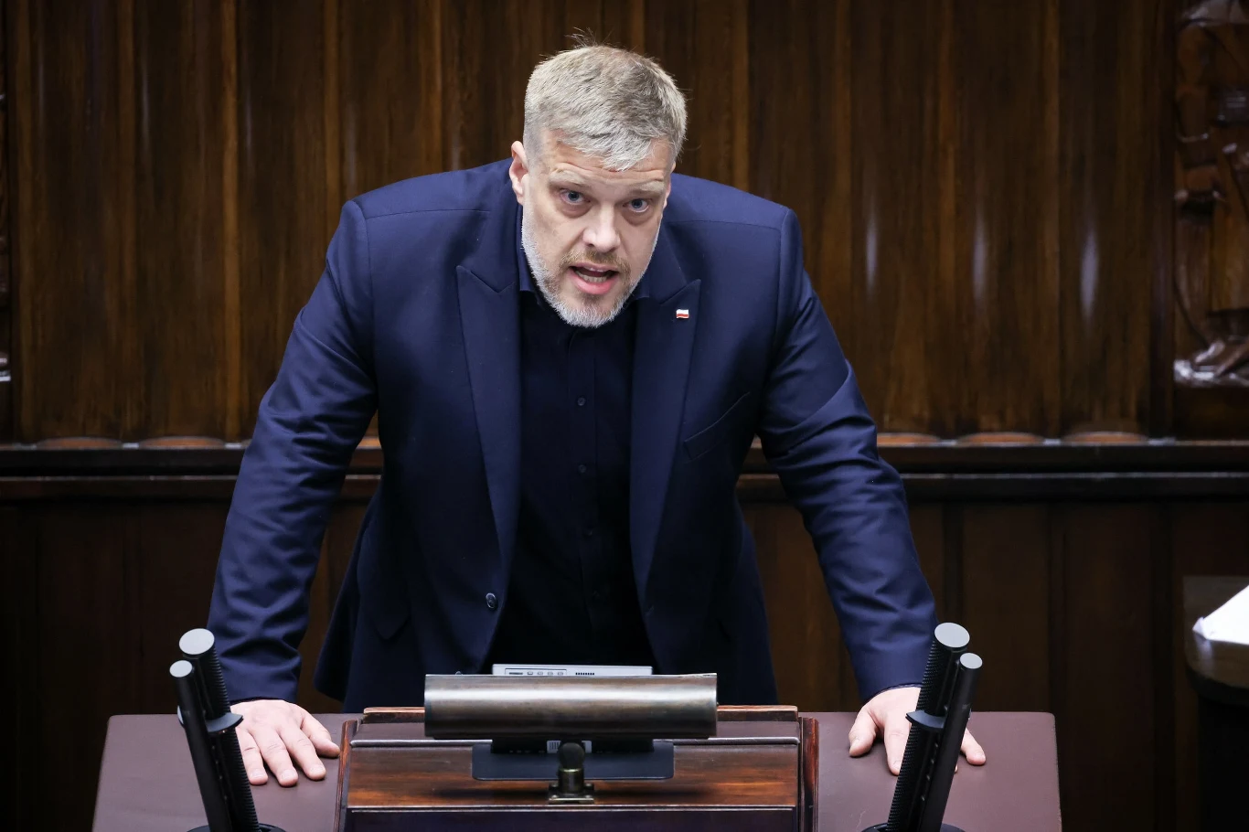 Adrian Zandberg o kryzysie w służbie zdrowia: Trzeba przegłosować zmiany w budżecie państwa Adrian Zandberg (Razem) zarzucił premierowi, że spółki Skarbu Państwa wciąż nie są zarządzane profesjonalnie