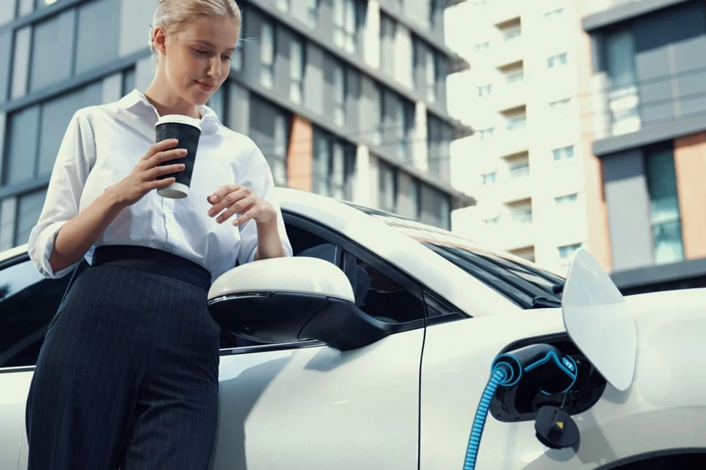 Osoby, które zdecydują się na leasing samochodu elektrycznego, mogą skorzystać z programu dopłat do samochodów zeroemisyjnych „NaszEauto”