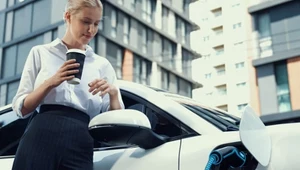 Osoby, które zdecydują się na leasing samochodu elektrycznego, mogą skorzystać z programu dopłat do samochodów zeroemisyjnych „NaszEauto”