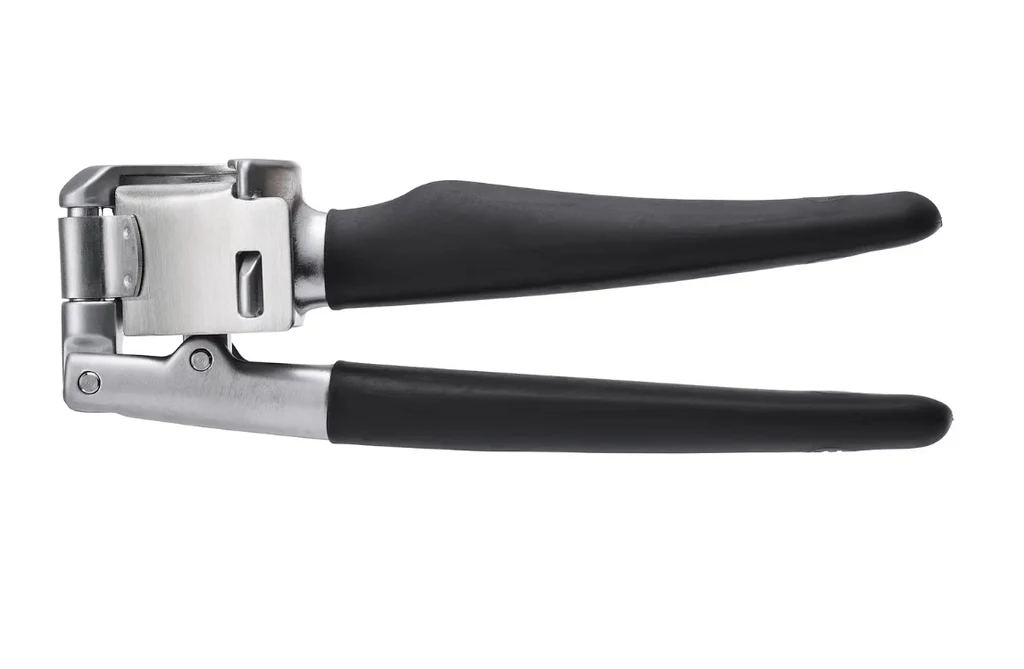 Ikea apeluje do klientów, by zaprzestali używania wyciskacza do czosnku widocznego na zdjęciu Metalowy wyciskacz do czosnku z czarnymi, ergonomicznymi rączkami, przystosowany do wygodnego użytkowania w kuchni.