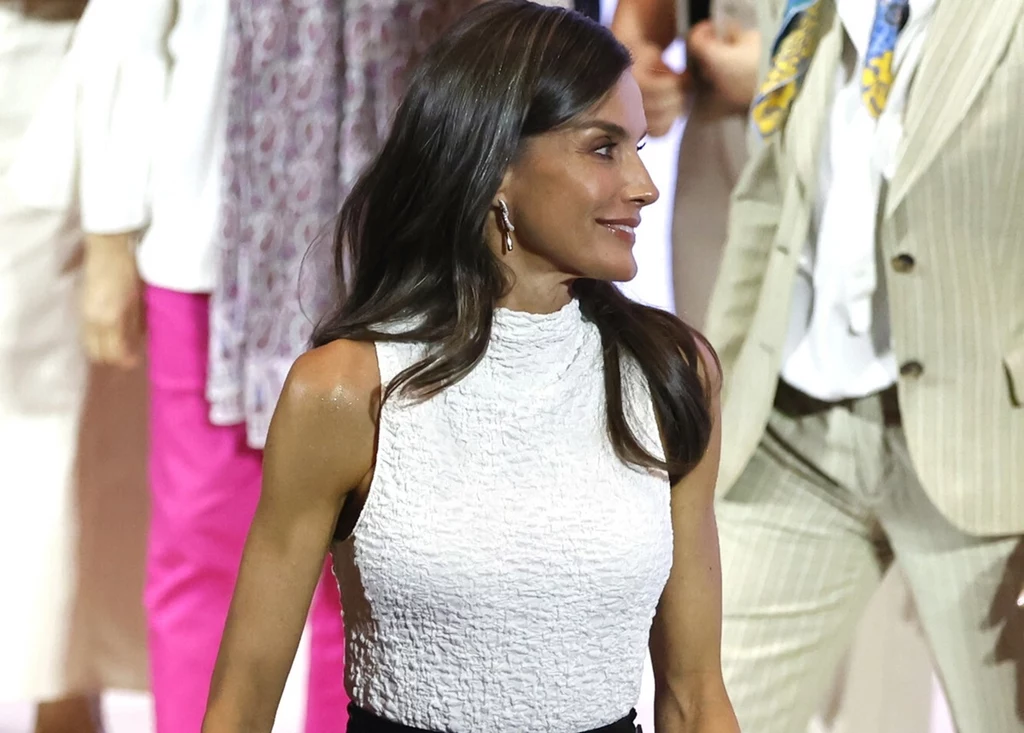 Królowa Letycja zachwyca elegancją. Udowadnia, że alternatywą dla klasycznej czerni może być biel Królowa Letycja zachwyca elegancją. Udowadnia, że alternatywą dla klasycznej czerni może być biel
