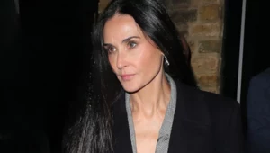Demi Moore zachwyca w prostej stylizacji. Niecodzienne połączenie będzie hitem sezonu