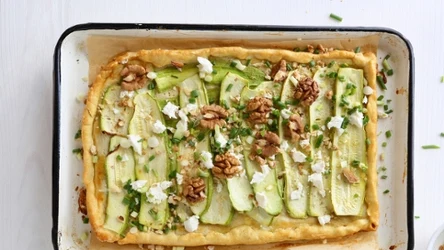 Wytrawna tarta z cukinią świetnie sprawdzi się podczas spotkań z rodziną i przyjaciółmi 