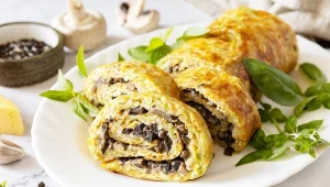 Smaczna rolada w wersji wytrawnej z pieczarkowym nadzieniem