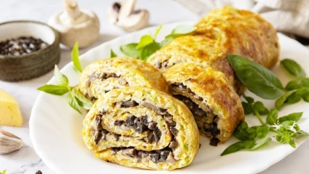 Smaczna rolada w wersji wytrawnej z pieczarkowym nadzieniem