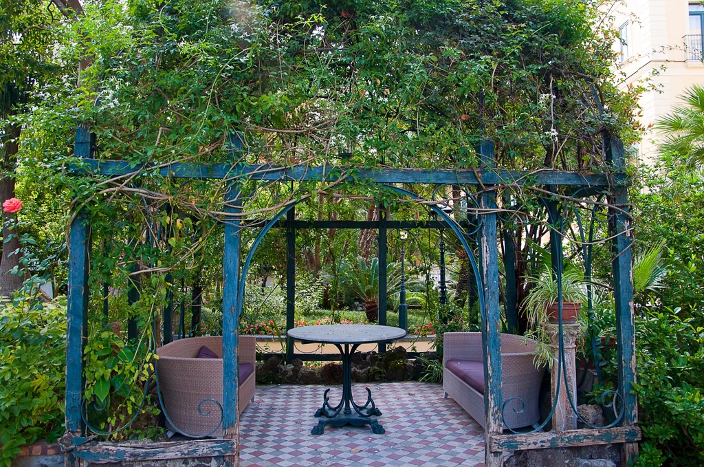 Porośnięta roślinami pergola daje cień i wspaniale wygląda. Porośnięta roślinami pergola daje cień i wspaniale wygląda.