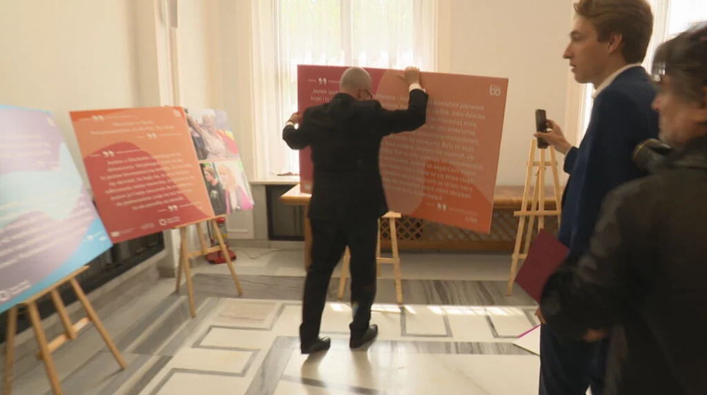 Grzegorz Braun zniszczył tablice ustawione w Sejmie Grzegorz Braun zniszczył tablice ustawione w Sejmie