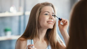 Rzęsy długie jak u lalki Barbie. Zniewalające spojrzenie bez wizyty w salonie 