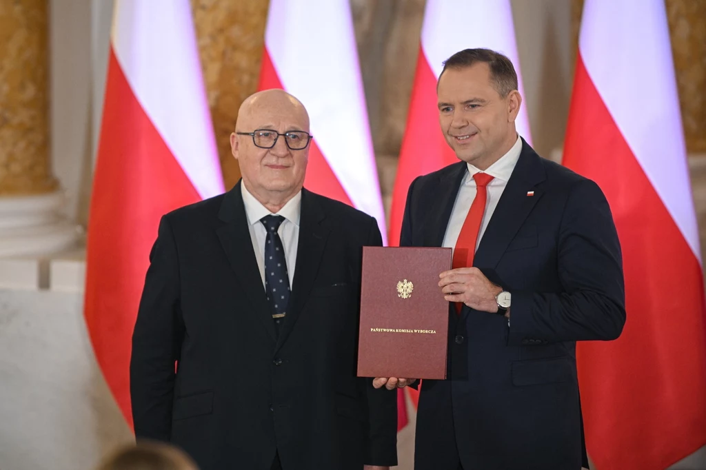 Prezydent elekt Karol Nawrocki (P) odebrał uchwałę PKW ws. stwierdzenia wyników wyborów. Obok sędzia Sylwester Marciniak Prezydent elekt Karol Nawrocki (P) odebrał uchwałę PKW ws. stwierdzenia wyników wyborów. Obok sędzia Sylwester Marciniak