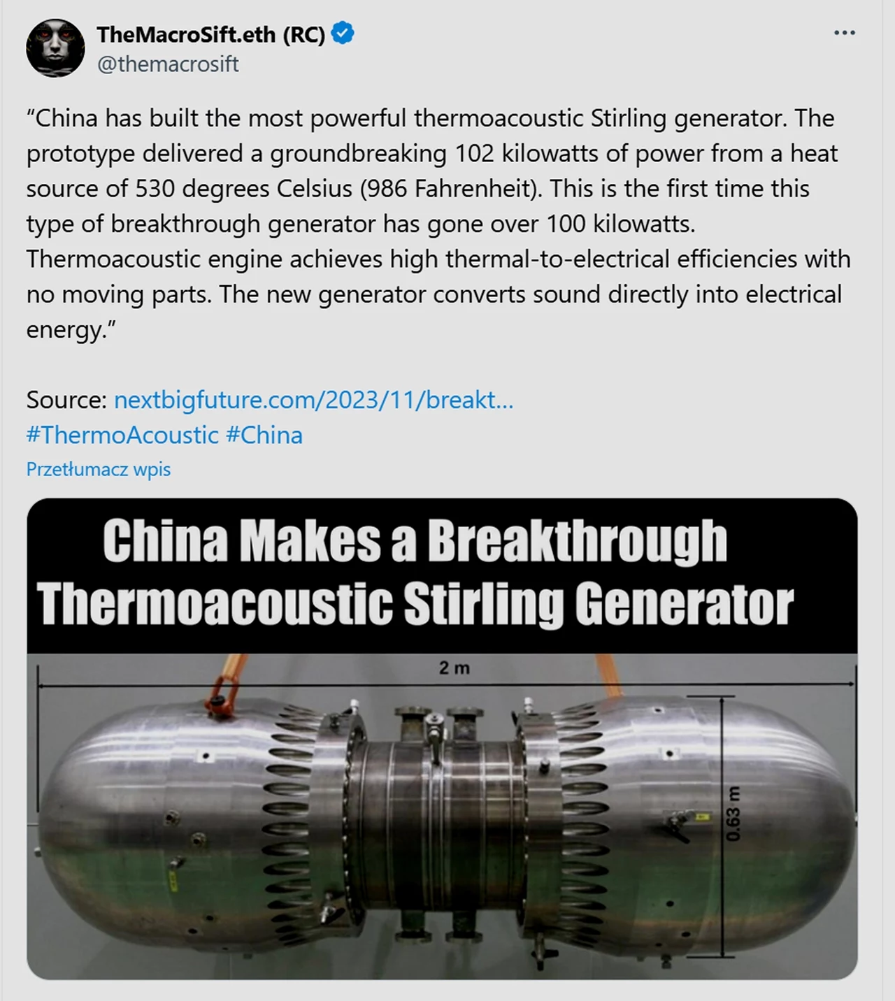 Przełomowy termoakustyczny generator Stirlinga Duży cylindryczny generator Stirlinga z wyraźnie widocznymi metalowymi elementami, umieszczony na stojakach, z dwiema pomarańczowymi rurami oraz oznaczeniem skali długości wynoszącej 2 metry. Na zdjęciu widnieje podpis informujący o przełomie w technol...