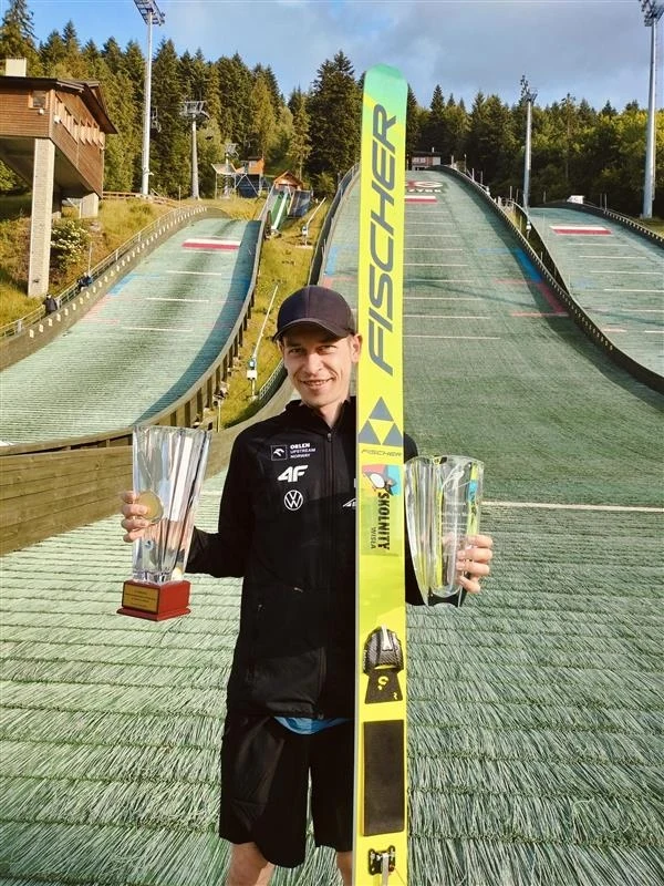 Aleksander Zniszczoł z dwoma pucharami po Memoriale Olimpijczyków w Szczyrku