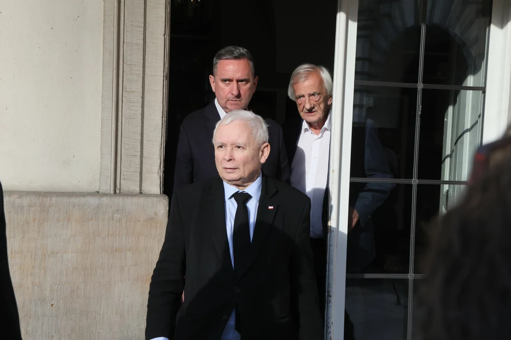 Na pierwszym planie prezes PiS Jarosław Kaczyński Na pierwszym planie prezes PiS Jarosław Kaczyński