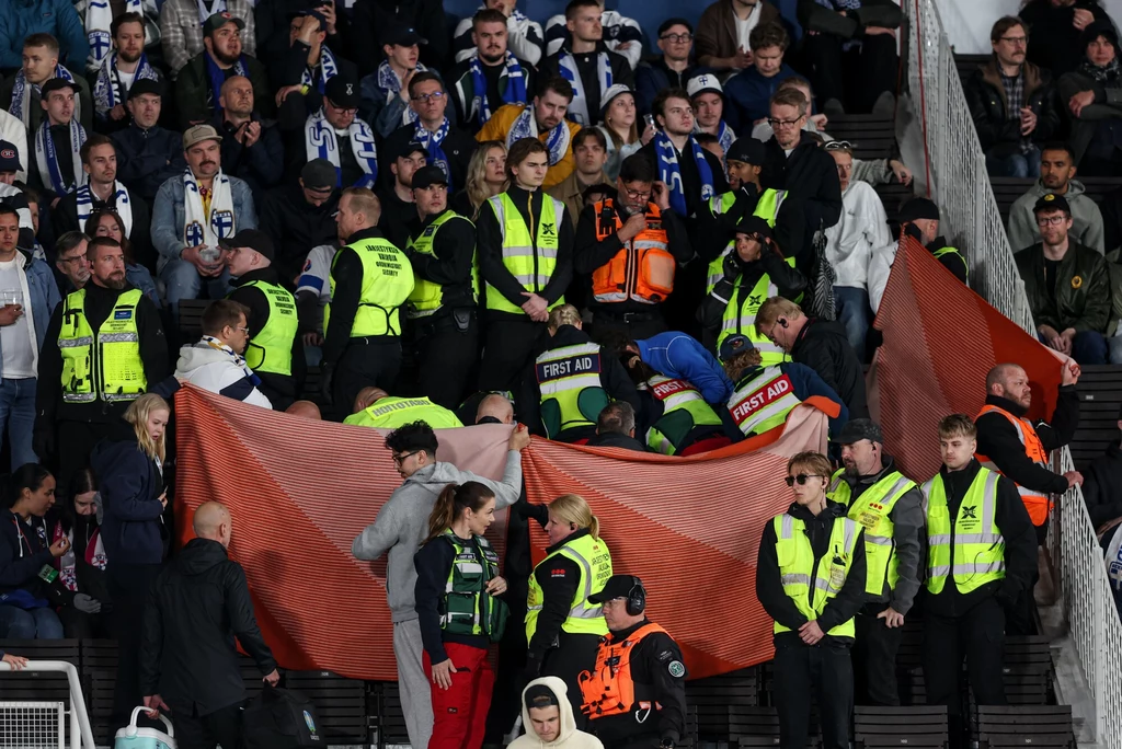 Akcja ratunkowa podczas meczu kwalifikacyjnego MŚ Polska - Finlandia Akcja ratunkowa podczas meczu kwalifikacyjnego MŚ Polska - Finlandia