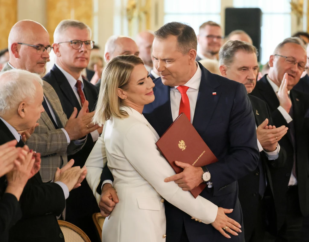Marta Nawrocka skupiła na sobie uwagę u boku męża Marta Nawrocka skupiła na sobie uwagę u boku męża