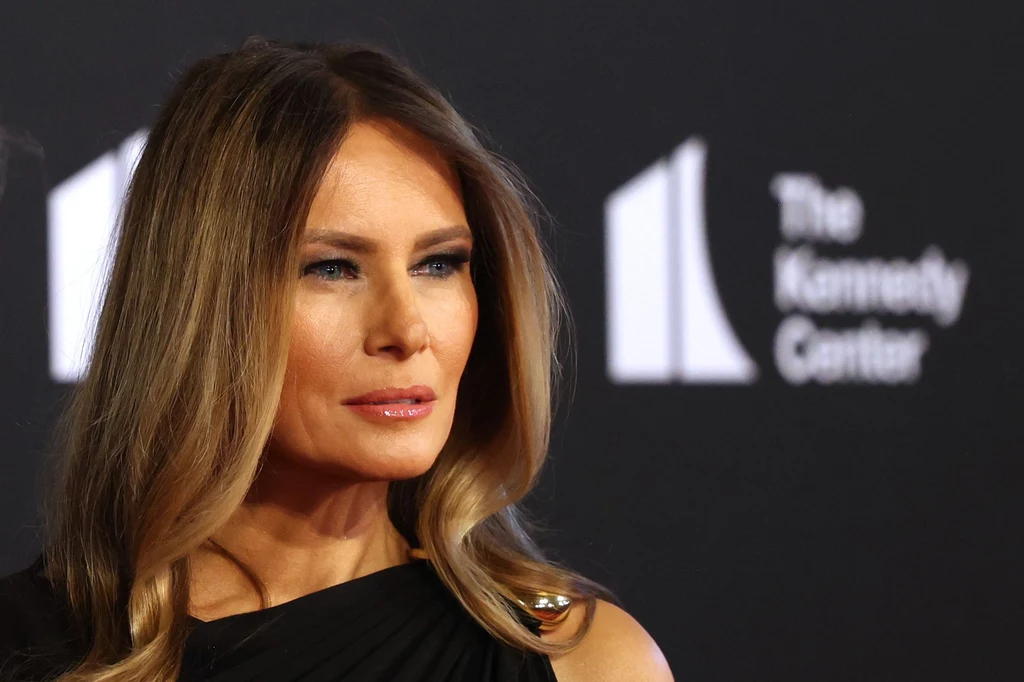 Melania Trump pojawiła się wraz z mężem na premierze spektaklu "Les Misérables". Zachwyciła stylizację, a jej męża wybuczano Melania Trump pojawiła się wraz z mężem na premierze spektaklu "Les Misérables". Zachwyciła stylizację, a jej męża wybuczano