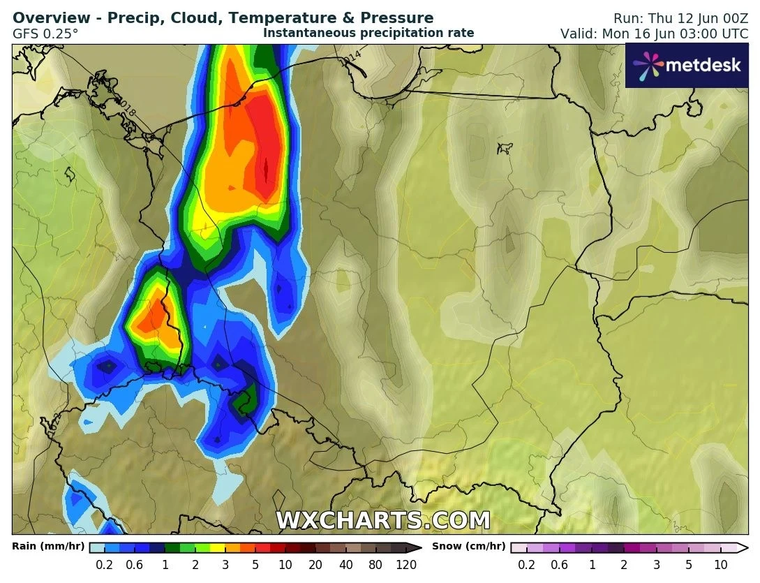 Kolorowa mapa pogodowa Europy Środkowej prezentująca natężenie opadów atmosferycznych. Największe opady zaznaczono kolorem czerwonym i żółtym, szczególnie w zachodniej Polsce. Wschodnia Polska pozostaje praktycznie bez opadów, oznaczona jasnymi koloram...