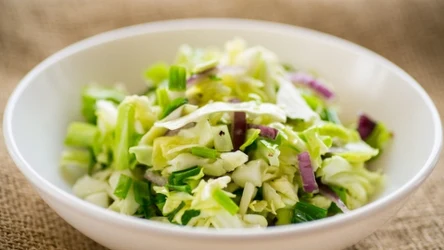 Zielona surówka obiadowa to źródło witamin i zdrowych tłuszczów