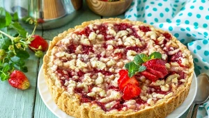 Tarta z truskawkami i kruszonką to jeden z prostszych do zrobienia deserów na lato